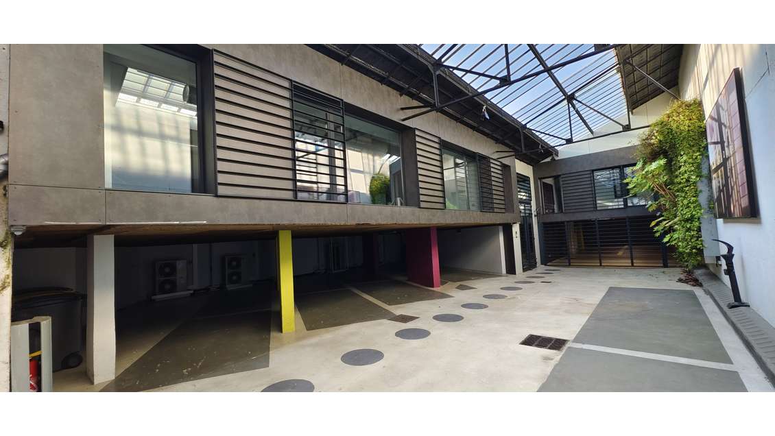 Loue local pro de 674m² avec stationnement à Tours