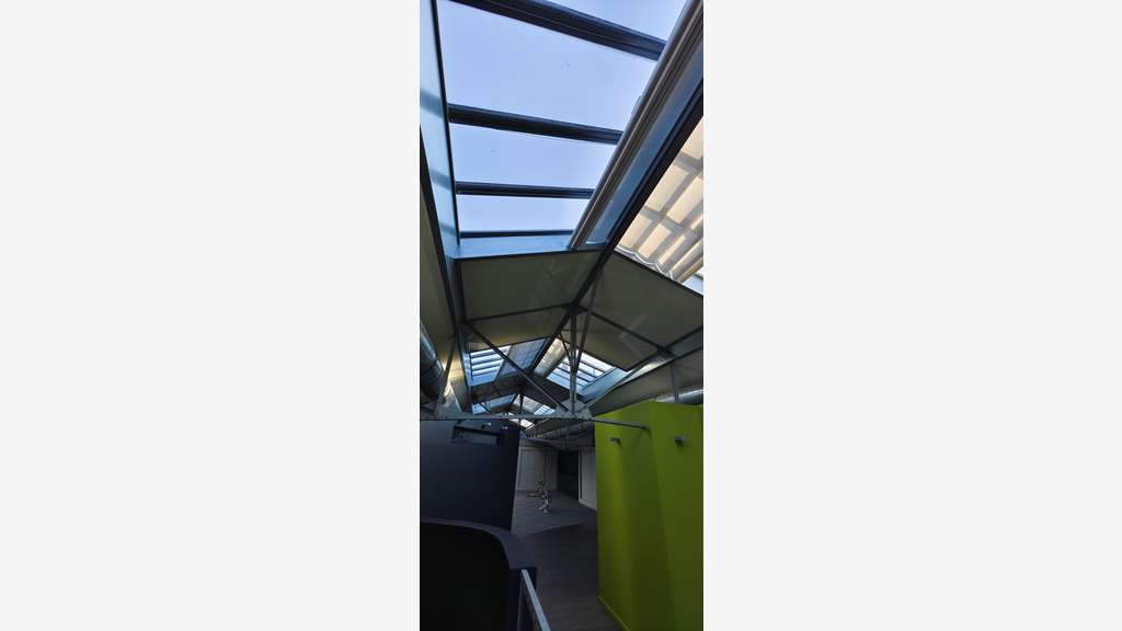 Loue local pro de 674m² avec stationnement à Tours