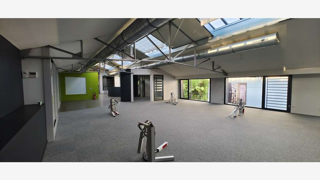 Loue local pro de 674m² avec stationnement à Tours