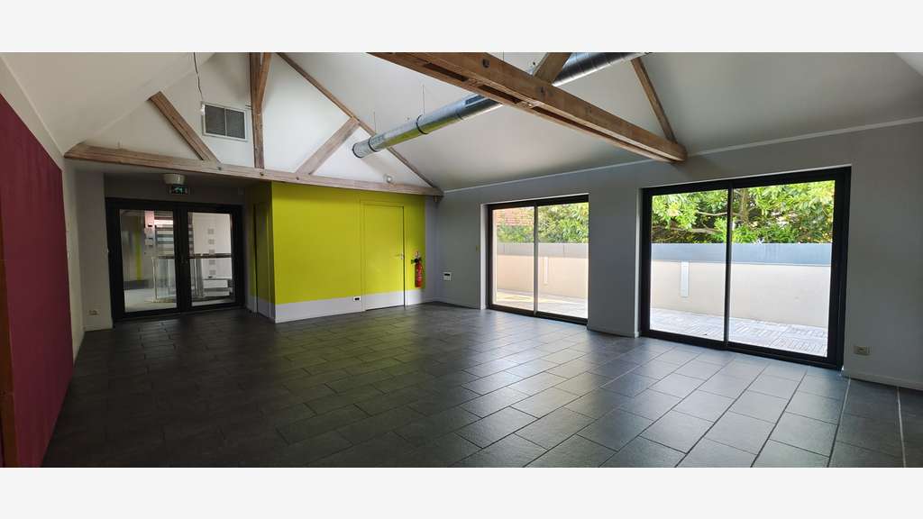Loue local pro de 674m² avec stationnement à Tours