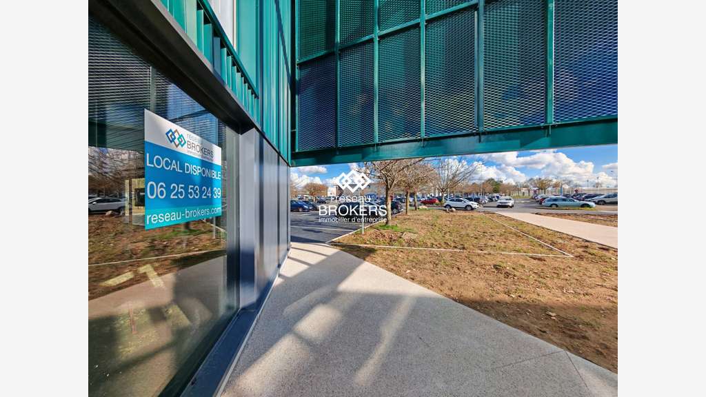 A louer local commercial neuf 978m² Tours Nord
