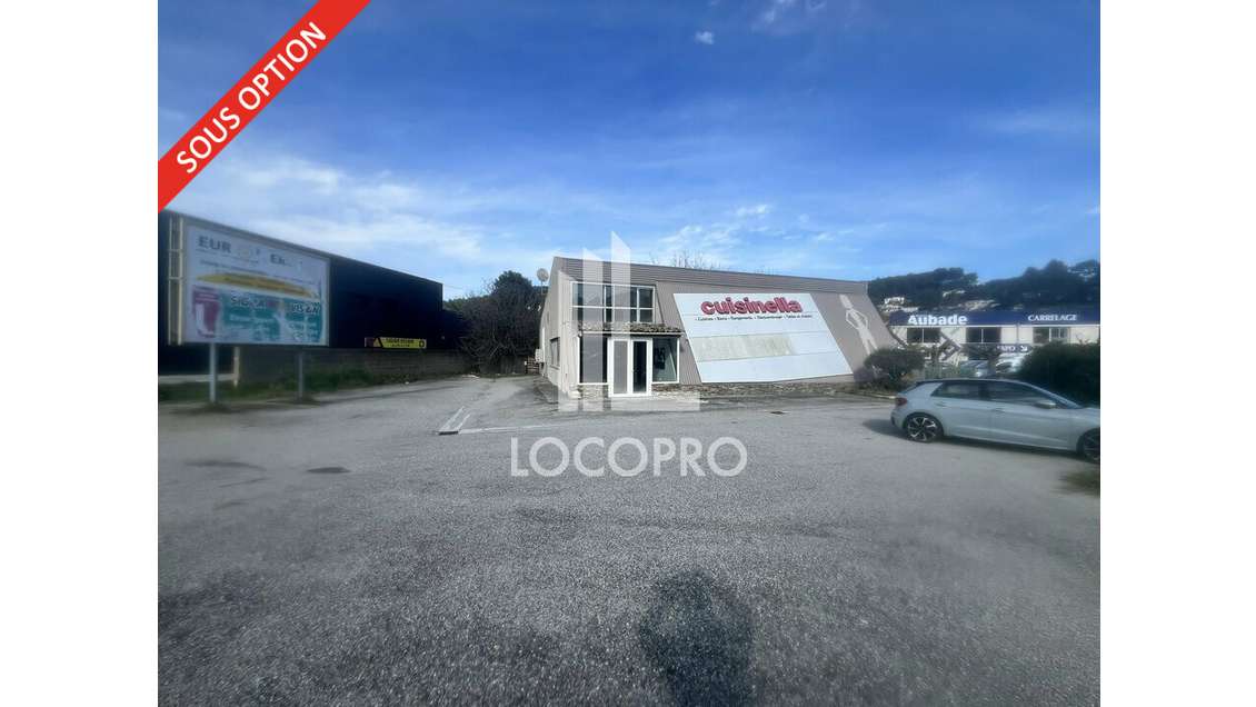 A louer local commercial 550m² à Trans-en-Provence