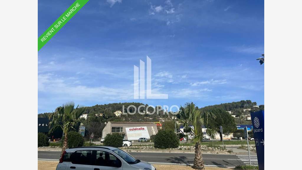 A louer local commercial 550m² à Trans-en-Provence