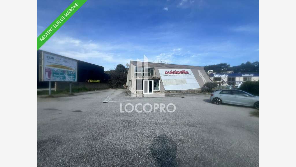 A louer local commercial 550m² à Trans-en-Provence