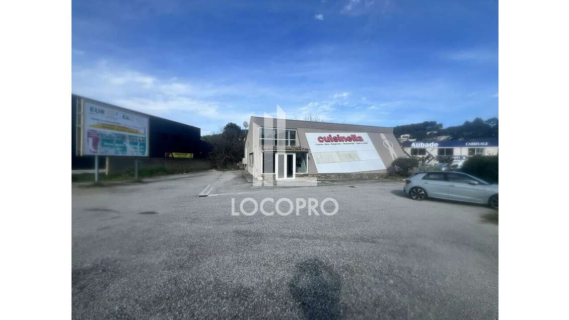 A louer local commercial 550m² à Trans-en-Provence