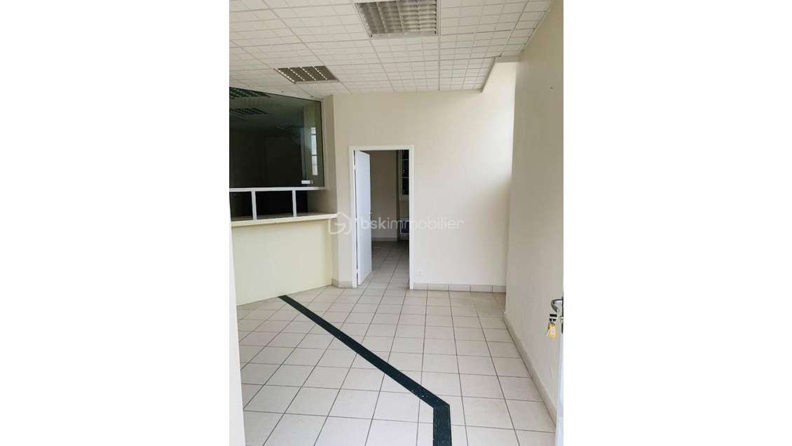 Location local commercial 43m² à Trébons