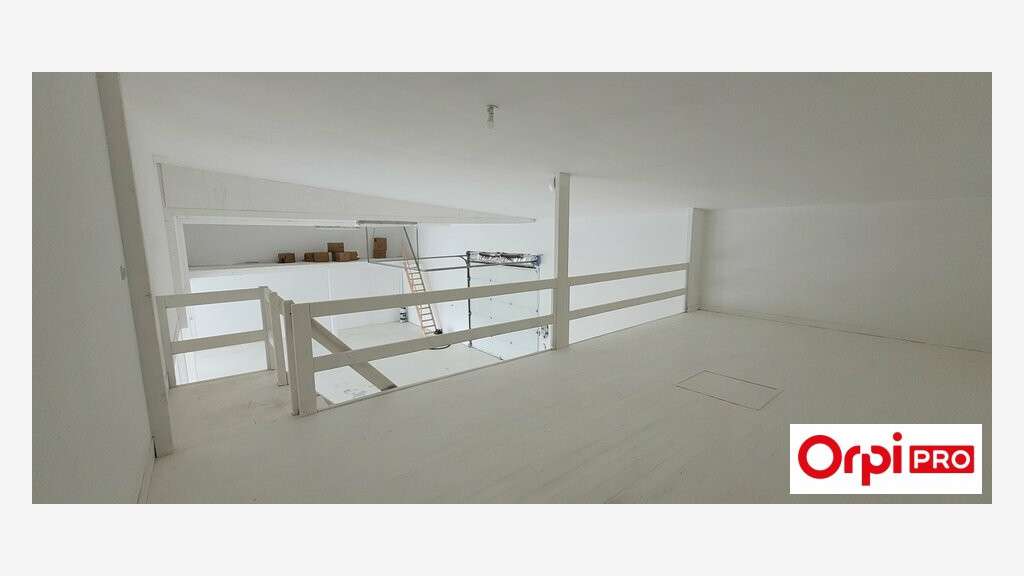 A louer local de 330m² en ZAC à Trégueux