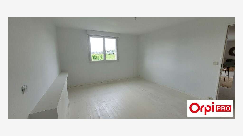 A louer local de 330m² en ZAC à Trégueux
