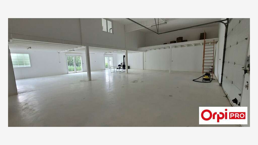 A louer local de 330m² en ZAC à Trégueux