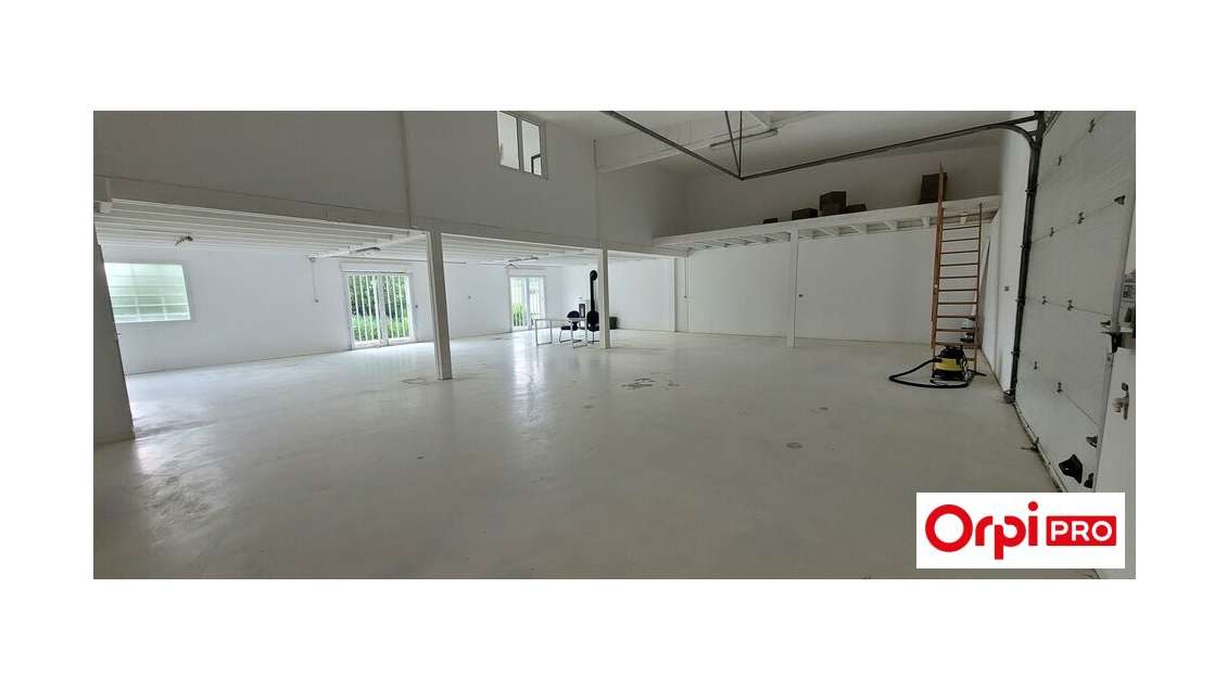 A louer local de 330m² en ZAC à Trégueux