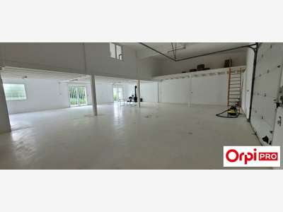 A louer local de 330m² en ZAC à Trégueux