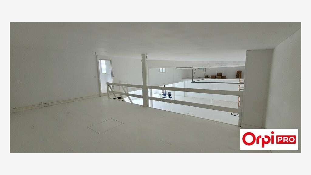 A louer local de 330m² en ZAC à Trégueux