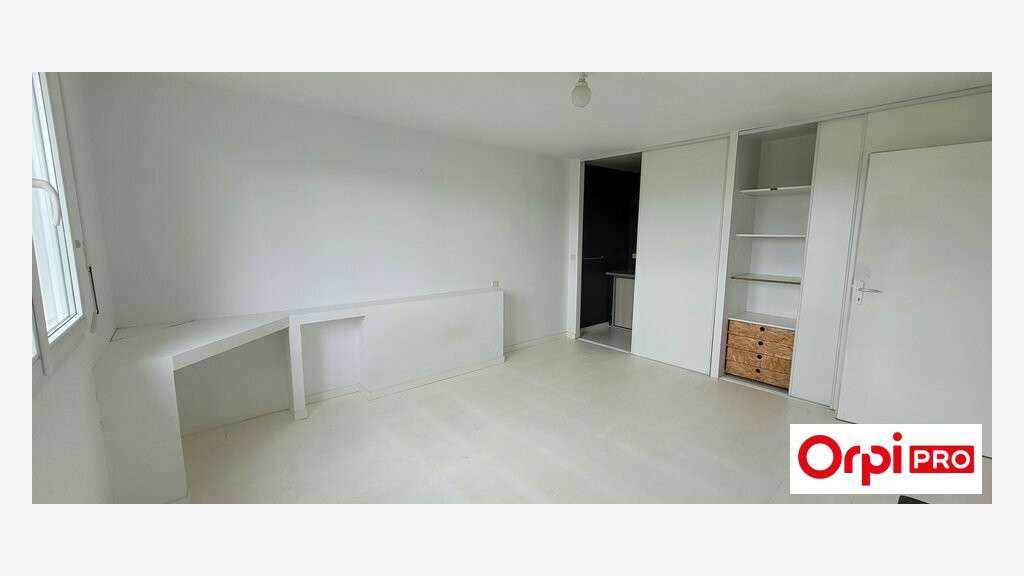 A louer local de 330m² en ZAC à Trégueux