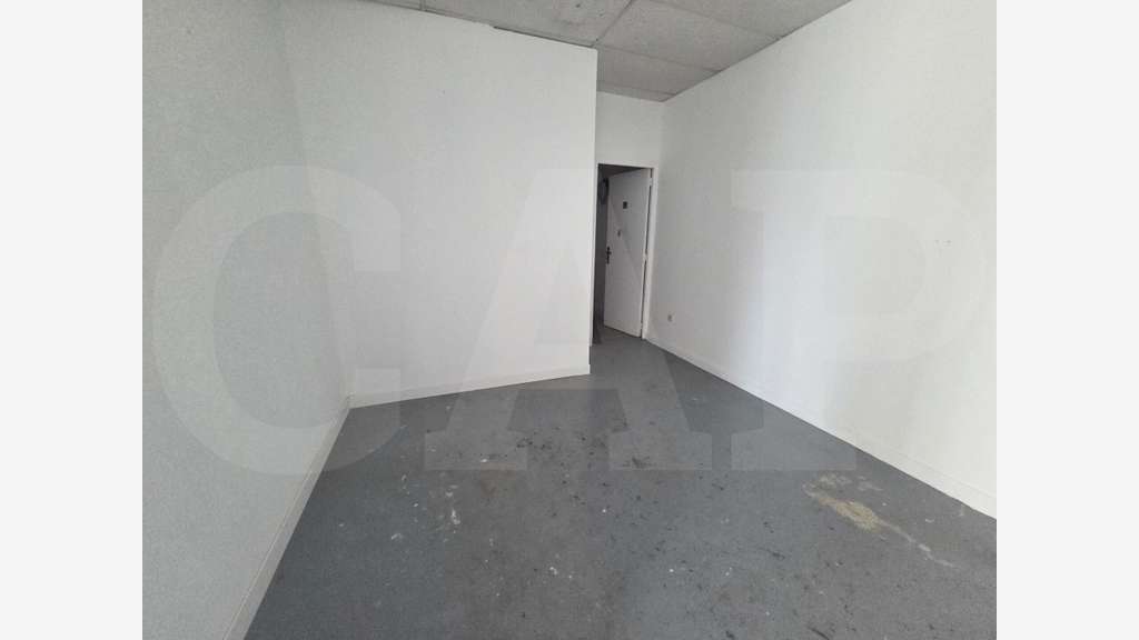**A LOUER – ** RARE LOCAL COMMERCIAL DE 250M² À TR