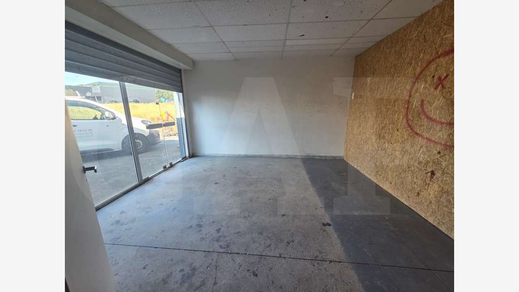 **A LOUER – ** RARE LOCAL COMMERCIAL DE 250M² À TR
