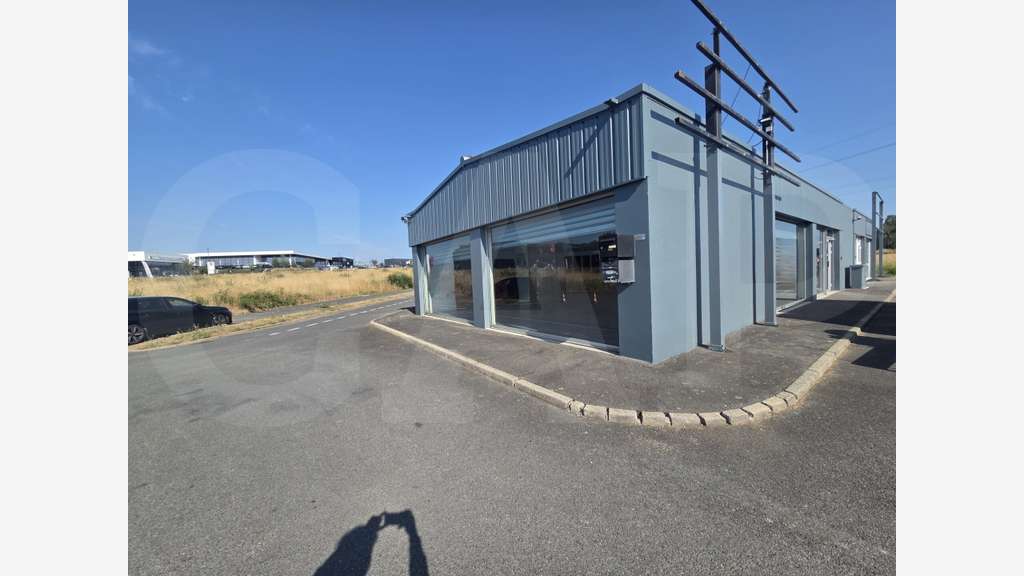 **A LOUER – ** RARE LOCAL COMMERCIAL DE 250M² À TR