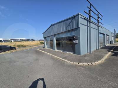 **A LOUER – ** RARE LOCAL COMMERCIAL DE 250M² À TR