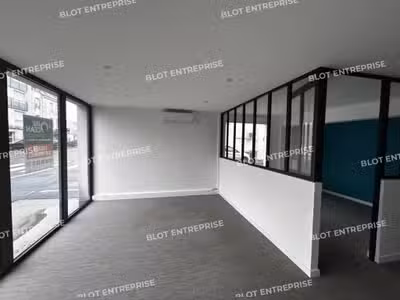 À LOUER - LOCAUX COMMERCIAUX - 53 M² - TREILLIERES