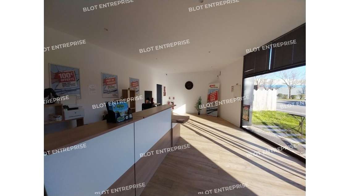 A louer locaux commerciaux 464m² à Trignac