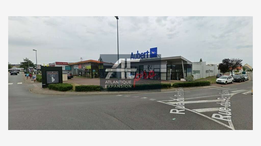 A louer local commercial 864m² zone Auchan Trignac