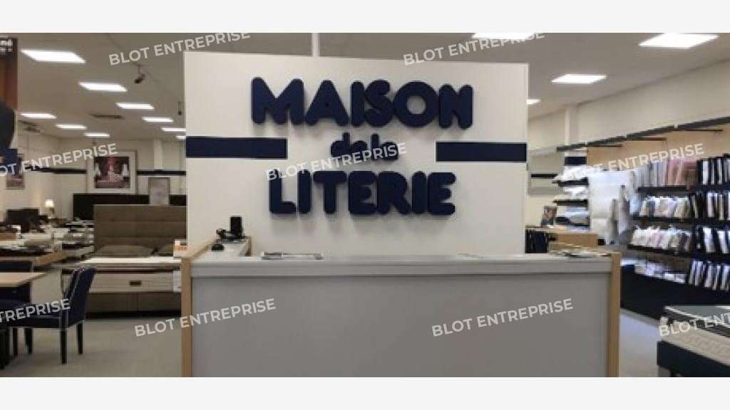 À LOUER LOCAL COMMERCIAL 417 M² TRIGNAC