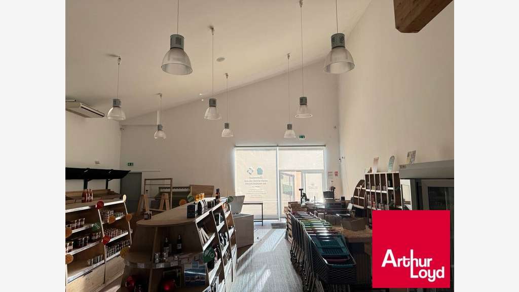 Local commercial 215m² à louer à Urrugne