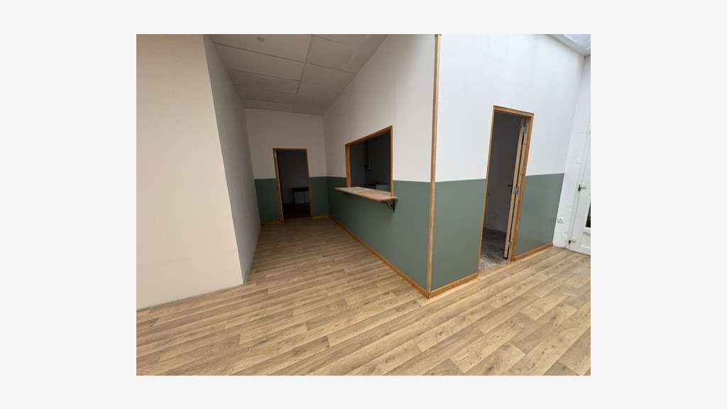 A louer local 118m² commercial axe passant Urrugne