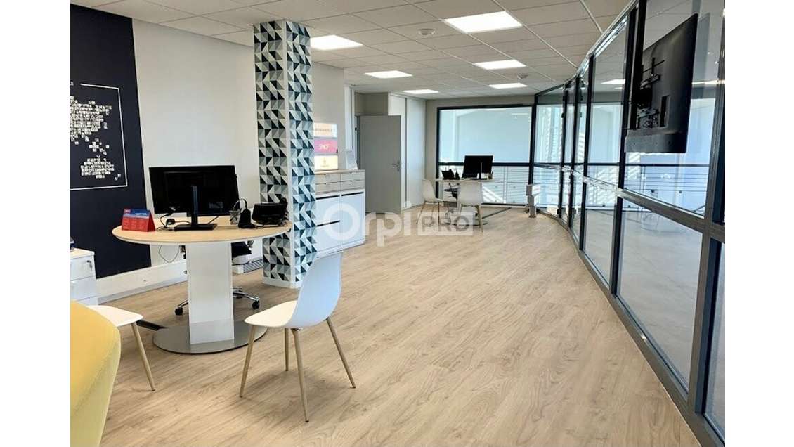 Local commercial 79m² à louer à Uzein 