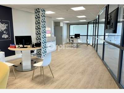 Local commercial 79m² à louer à Uzein 