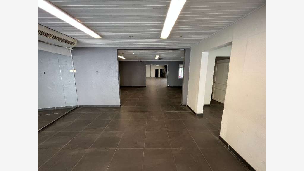 Location local commercial 665m² Valence empl N°1