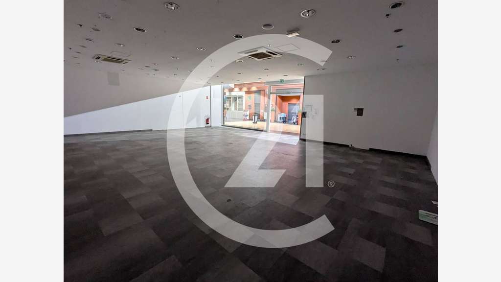 A louer local 144m² Galerie Auchan Valence Sud
