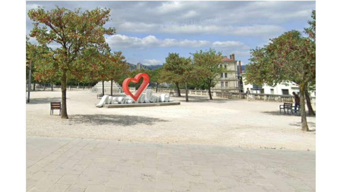 Local commercial 141m² à louer centre de Valence