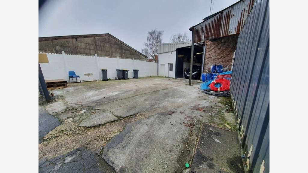 A louer local de stockage proche axes principaux