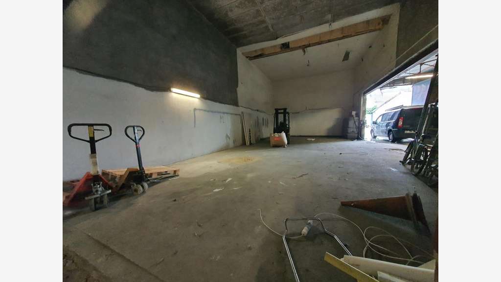 A louer local de stockage proche axes principaux