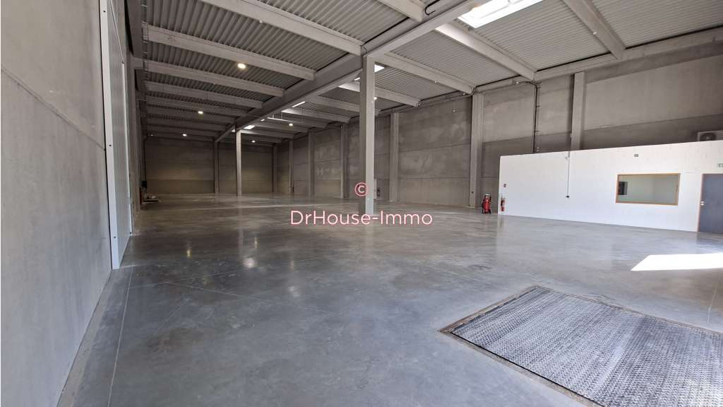 A louer local professionnel 1055m² à Valergues