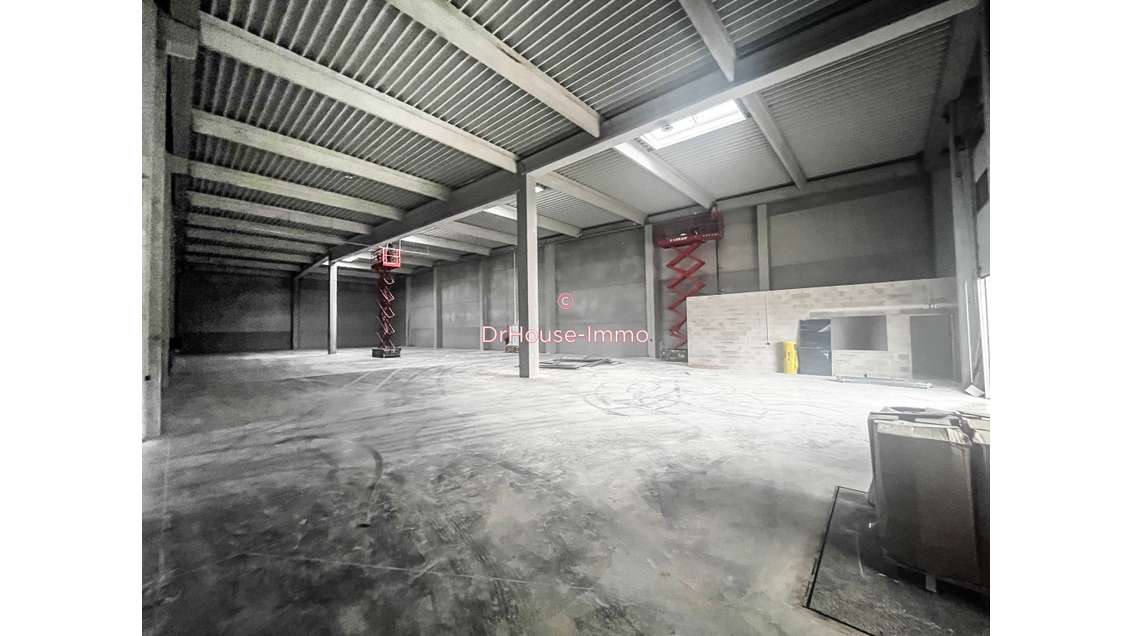 A louer local professionnel 1055m² à Valergues