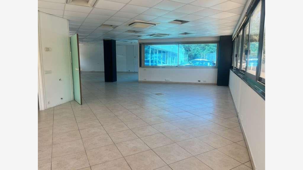 A louer locaux en angle 200m² Vallauris St Bernard