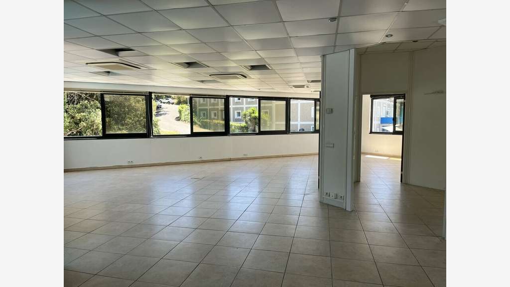 A louer locaux en angle 200m² Vallauris St Bernard
