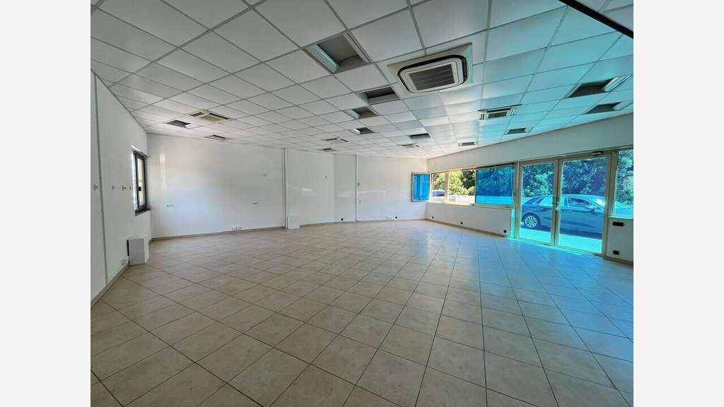 A louer locaux en angle 200m² Vallauris St Bernard