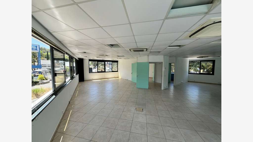 A louer locaux en angle 200m² Vallauris St Bernard