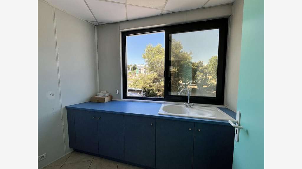 A louer locaux en angle 200m² Vallauris St Bernard