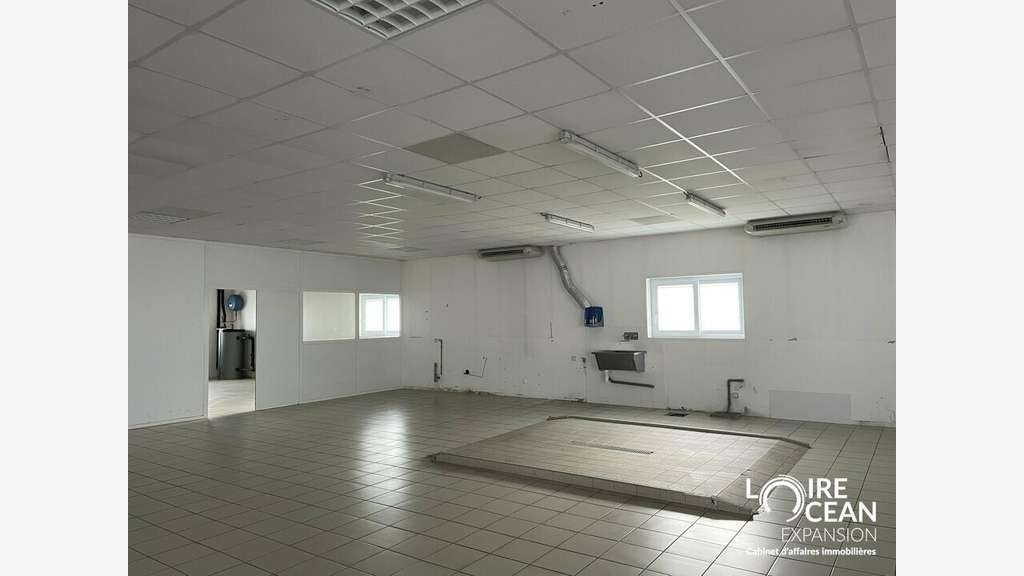 Local commercial de 336m² à louer en RDC à Vallet