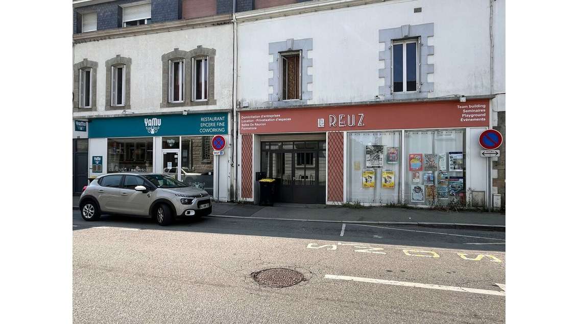 Loue local commercial 310m² à Vannes prox centre