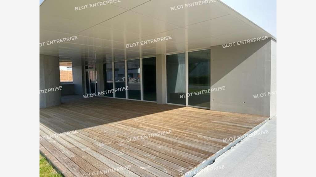 A louer local commercial neuf 168m² Vannes Ouest 