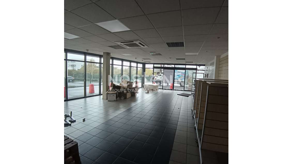 Location local commercial 492m² empl strat Vannes