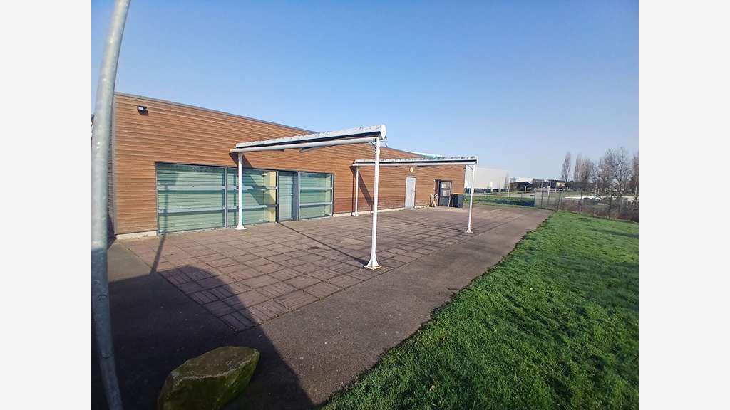 A louer local commercial 250m² Vannes Zone Com.
