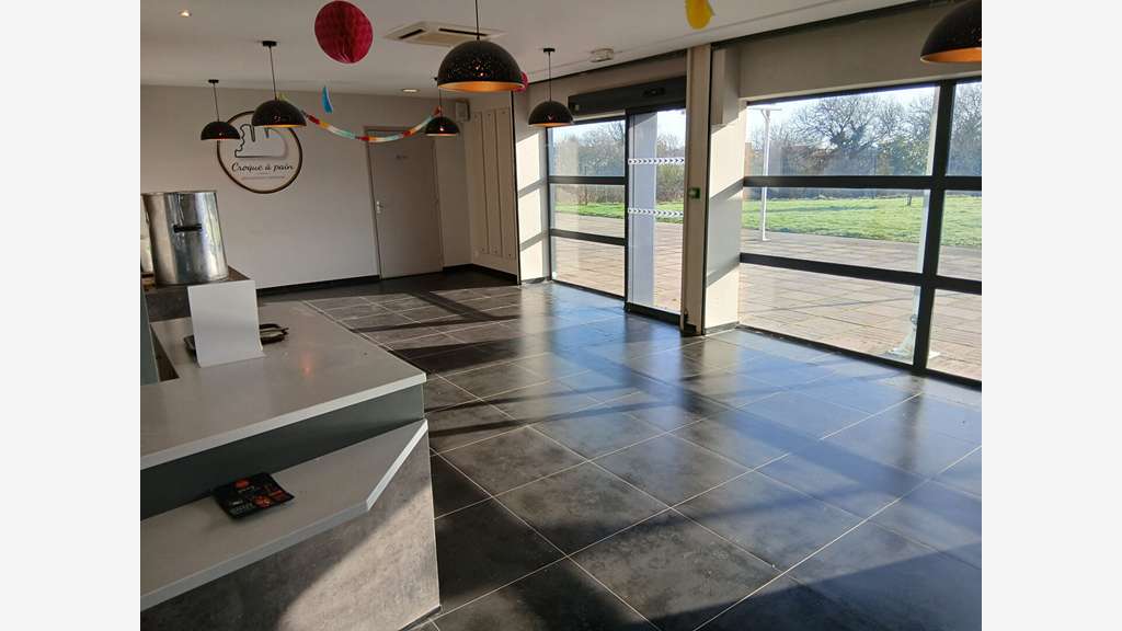 A louer local commercial 250m² Vannes Zone Com.