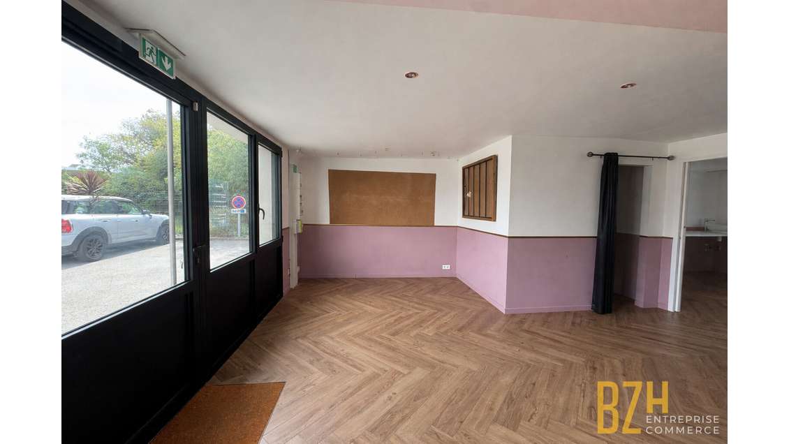 A LOUER - LOCAL COMMERCIAL DE PLAIN-PIED - 54 m²