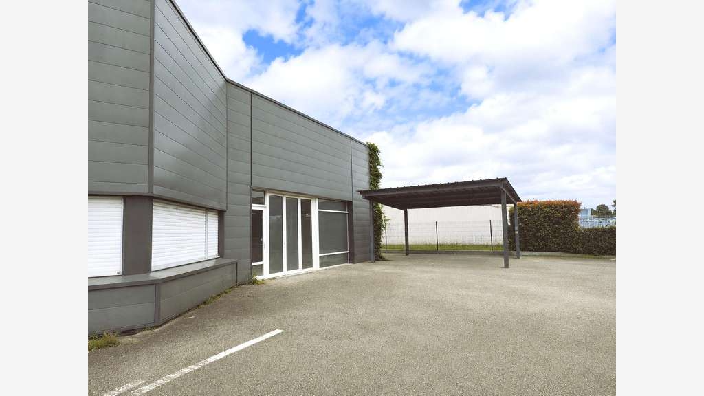 A louer local cial 476m² Zone de Parc Lann Vannes