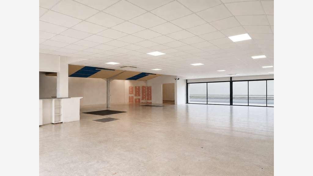 A louer local cial 476m² Zone de Parc Lann Vannes